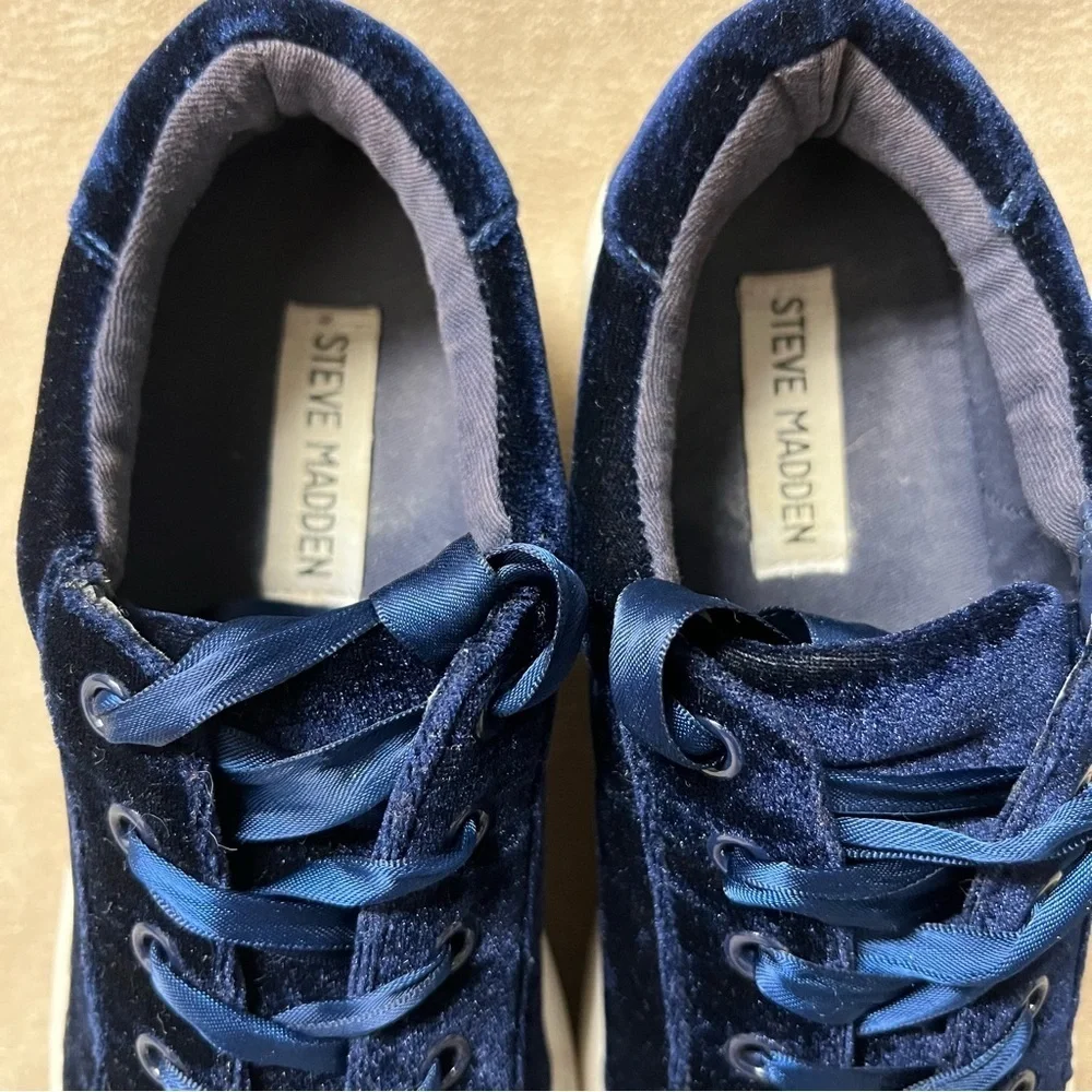 Steve Madden Blue Velvet Satin Snickers Sz 6
